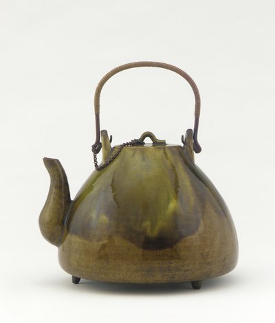 Minato ware tekanna, tekanna (dobin), mitten av 1800-talet (lergods med blyglasyrkopparkedja, koppar- och rottinghandtag) av Kichibei Ueda