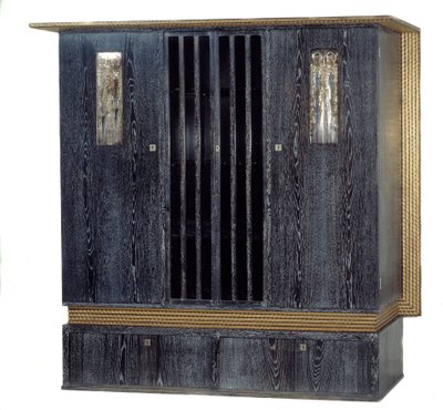 Möbler: garderob med musik i svartlackerad ek, guldträ, silvermetall och glas tillverkad av Koloman Moser (1868-1918) 1904 Dim. 1,99 m Paris, musee d