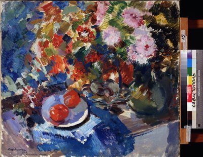 Asters och tomater (Asters och tomater). Stilleben, med en stor bukett blommor och en tallrik med två tomater, placerade på ett bord. Målning av Konstantin Alexeyevich Korovin (Constantin Korovin) (1861-1939), olja på duk av Konstantin Alekseevich Korovin