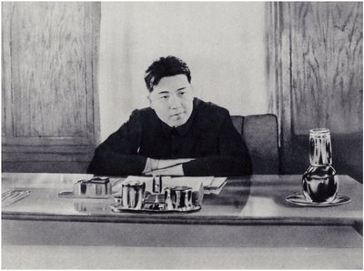 Kamrat Kim Il-sung på sitt kontor vid Folkets råd i Nordkorea (litho) av Korean Photographer