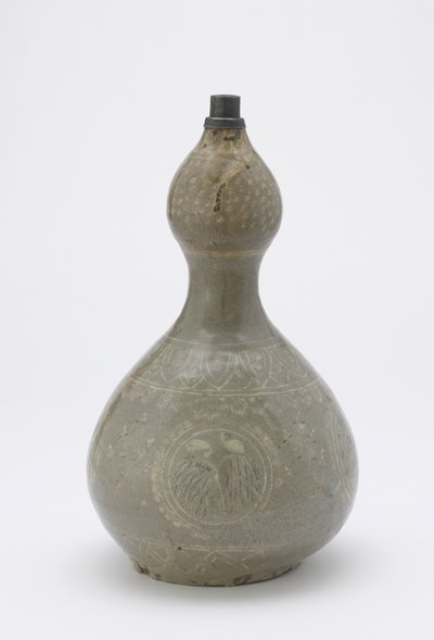 Flaska, Koryo-period, sent 1200-tal (stengods med vita och svarta slipsar inlagda under celadonglasyr) av Korean School