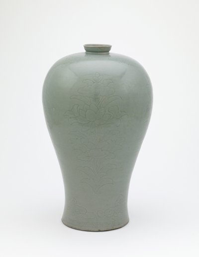 Flaska med inskuret design av fyra lotussprayer, Koryo-period, första hälften av 1100-talet (keramik) av Korean School