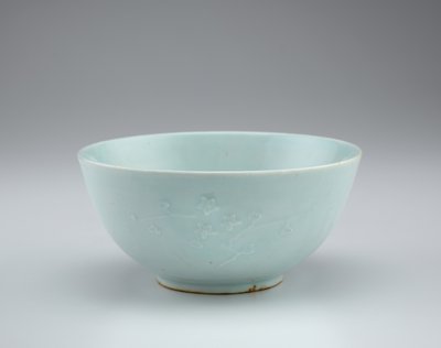 Skål med blomsterspraydekor i relief, 1800-tal av Korean School