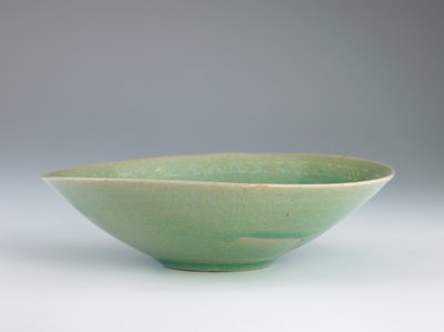 Skål med inlagd dekor av parad fisk, andra hälften av 1100-talet (stengods med vitt inlägg under celadonglasyr) av Korean School