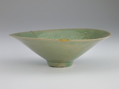 Skål med gjuten och inskuren design av tranor och moln, 1100-tal av Korean School