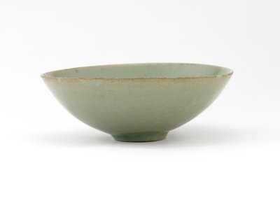 Skål med gjuten design av fisk bland vågor, mitten av 1100-talet (stengods med celadonglasyr) av Korean School