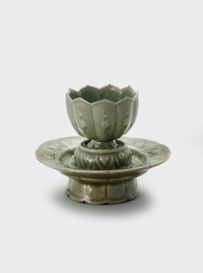 Bägare och stativ, sent 1100-tidigt 1200-tal (Stengods med inlagd slipdekor och celadon glasyr) av Korean School