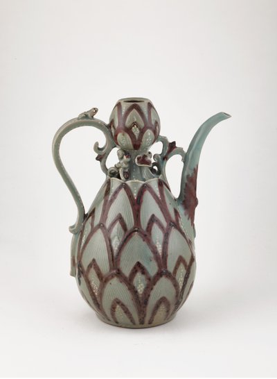 Ewer, mitten av 1200-talet (stengods med kopparrött pigment och vit slip under celadonglasyr) av Korean School