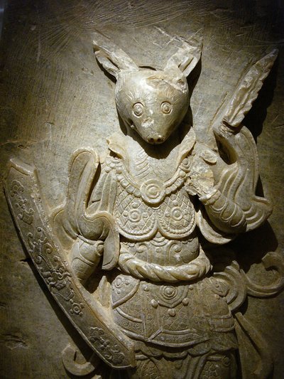 Gravprydnad, zodiakkanin på agalmatolit, 800-talet under perioden för de norra och södra kungadömena, Korea. Fotografi, Seouls nationalmuseum, Republiken Korea av Korean School