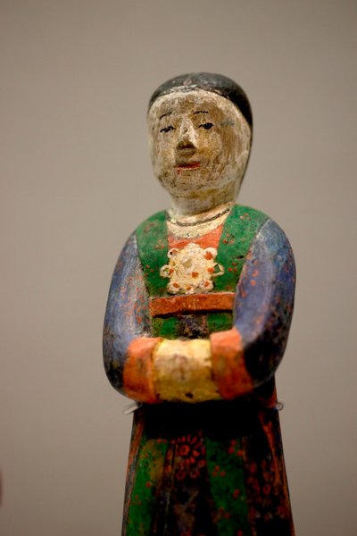Dekorativ figur av en grav. Polykrom snidat trä, sen Joseon (Choson) period av Korean School