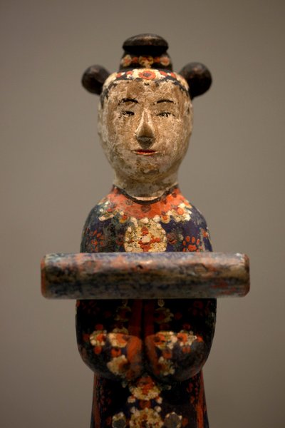 Dekorativ figur av en grav. Polykrom snidat trä, sen Joseon (Choson) period av Korean School