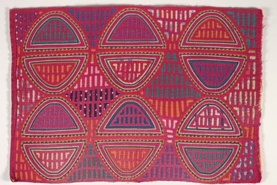 Skjortpanel (mola), ca 1950 (applicerad bomull) av Kuna Indian Culture