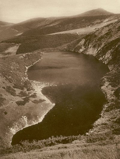 Den stora dammen och Sněžka (gigantiska bergen); Den stora dammen och Schneekoppe (gigantiska bergen) (s/v foto) av Kurt Hielscher