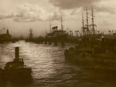 I hamnen i Hamburg; Hamburgs hamn (s/v foto) av Kurt Hielscher