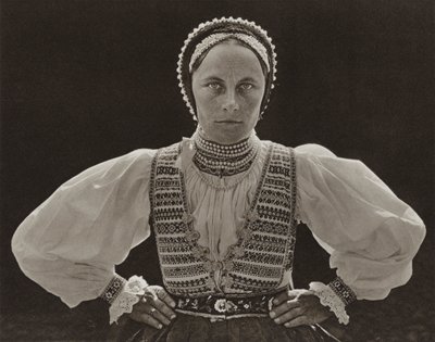 Rumänien: Acorn, saxisk kvinna (s/v foto) av Kurt Hielscher