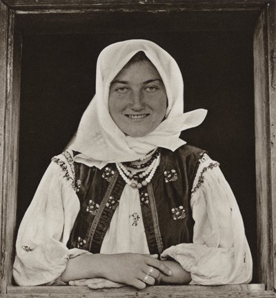 Rumänien: Oncesti, vid fönstret (s/v foto) av Kurt Hielscher