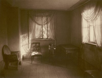 Weimar, kvällssolstråle i Goethes arbetsrum i trädgårdshuset; Weimar, Kvällssolen i Goethes arbetsrum i sommarstugan (s/v foto) av Kurt Hielscher