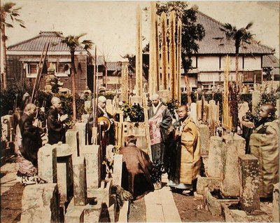 En japansk begravning (handfärgat albumintryck) av Kusakabe (attr. to) Kimbei