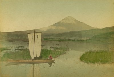 Japan: Mount Fuji-Yama (Fuji Yama) med en segelbåt i förgrunden på sjön Hokome av Kusakabe Kimbei