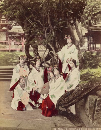 Miko, eller Performing in A Temple Dancing at Nara, c.1890 av Kusakabe Kimbei