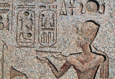 Obelisk med reliefer och inskriptioner av Ramses II, Amuns stora tempel, Tanis, Egypten, egyptisk civilisation, Nya kungariket, dynasti XIX av Amadeo (after) Modigliani