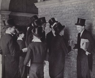 Eton boys, skvaller (s/v foto) av Laszlo Moholy Nagy