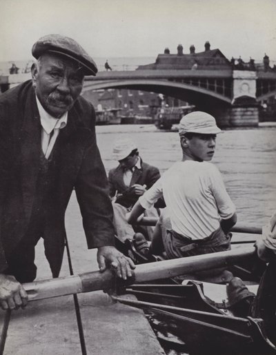 Flottar, Eton, Froggie övervakar ombordstigningen (s/v foto) av Laszlo Moholy-Nagy