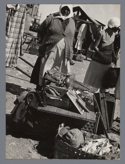 Loppis i Åbo, Finland Marktweiß i Åbo (Åbo) Finland (titel på objekt) av Laszlo Moholy Nagy