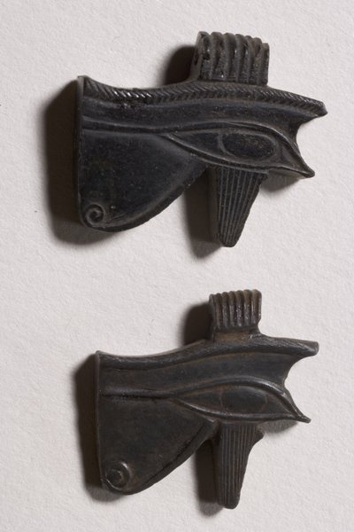 Två wedjat ögonamuletter (obsidian) av Late Period Egyptian