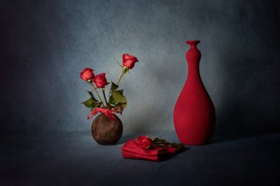 Elegant stilleben med röda rosor av Leah Xu