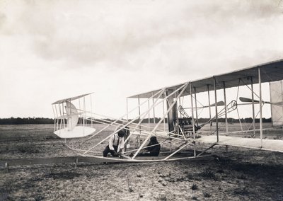 Leon Bollee arbetar på Wright-brödernas plan, ca 1909 av Leon Bollee