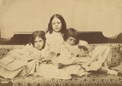 Edith, Ina och Alice Liddell på en soffa, sommaren 1858. av Lewis Carroll