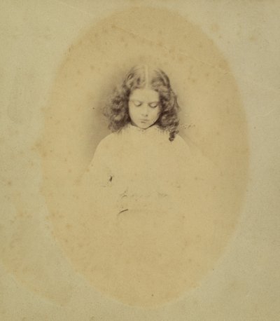 Edith Liddell sitter bredvid en vas med Foxgloves, 1860. av Lewis Carroll