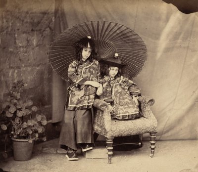 Lorina och Alice Liddell i kinesisk klänning, 1860. av Lewis Carroll