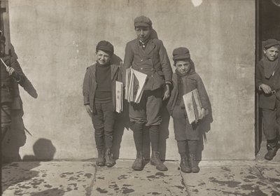 John Pento, 14 år, Daniel och Angelo Pento, 7 år, säljer tidningar, Hartford, Connecticut av Lewis Hine