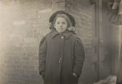 Mery Horn, en puckelrygg som förvärrades av den tunga lasten med papper hon bar. Hartford, Connecticut, mars 1909 av Lewis Hine