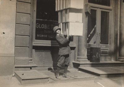 Vagnspojke eller "svanspojke" hjälper till att lasta vagnen av Lewis Hine