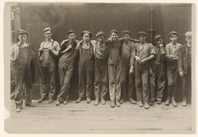 En grupp unga stipendiater arbetar i en konservfabrik i Indianapolis, Indiana av Lewis W. Hine