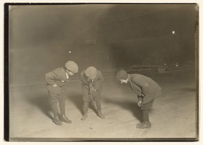 Ett skitspel vid midnatt. av Lewis W. Hine