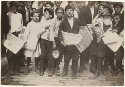 [En massa Newsies, inklusive en flicka] av Lewis W. Hine