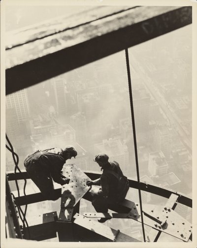 Empire State Building, New York av Lewis W. Hine