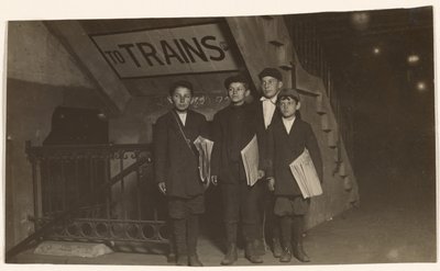 [Fyra Newsies vid en ingång till tunnelbanan, New York City] av Lewis W. Hine