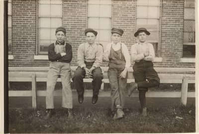 [Grupp av pojkar som arbetar på Brown Shoe Factory, Moberly, Missouri] av Lewis W. Hine