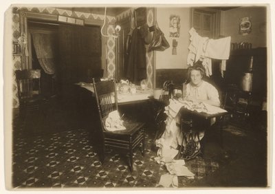 [Hemarbete (kvinna vid symaskin)] av Lewis W. Hine