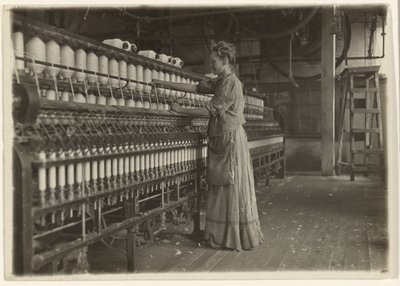 I en gammaldags textilfabrik (spinnare). av Lewis W. Hine