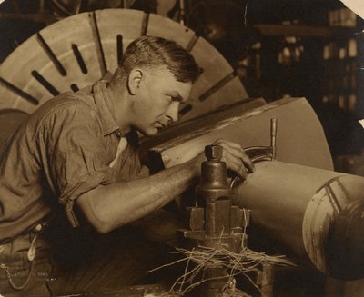 Man med mikrometer som mäter en axel till en tusendels tum. av Lewis W. Hine
