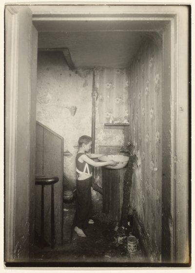 En kran för hela hyresgästvåningen, N.Y. av Lewis W. Hine