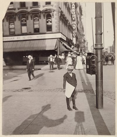 [Självporträtt med tidningspojke] av Lewis W. Hine