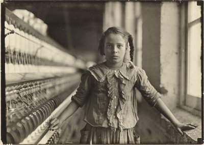 Tioårig spinnare i bomullsspinneri i N. Carolina av Lewis W. Hine
