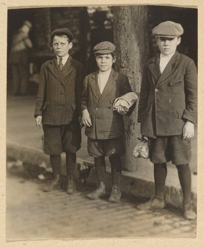 [Tre pojkar på City Street i knickers och kepsar] av Lewis W. Hine